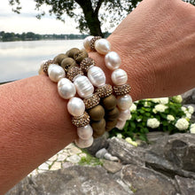 Charger l&#39;image dans la galerie, Bracelet extensible en perles blanches et strass dorés
