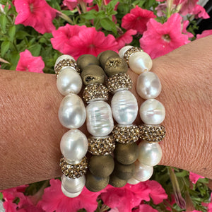 Bracelet extensible en perles blanches et strass dorés