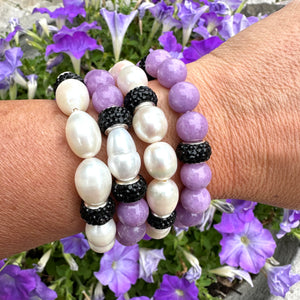 Bracelet extensible en perles blanches et strass noirs