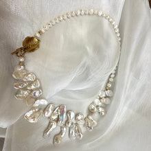 Charger l&#39;image dans la galerie, Asymmetrical White Petal Pearls Necklace with Leaf Toggle Clasp
