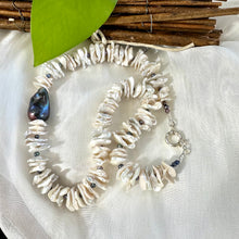 Charger l&#39;image dans la galerie, White Cornflake Pearls Necklace &amp; Black Baroque Pearl
