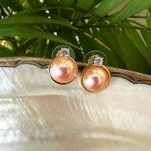 Charger l&#39;image dans la galerie, Golden Edison Mabe Pearl stud earrings with 10-11mm pearls, CZ accents, and gold vermeil-plated silver settings, perfect for minimalist and elegant style.

