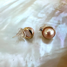 Charger l&#39;image dans la galerie, Golden Edison Mabe Pearl stud earrings with 10-11mm pearls, CZ accents, and gold vermeil-plated silver settings, perfect for minimalist and elegant style.
