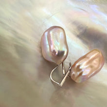 Charger l&#39;image dans la galerie, Boucles d&#39;oreilles pendantes en perles baroques surdimensionnées de forme rectangulaire violet rosé, argent
