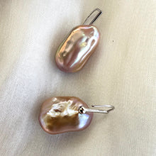 Charger l&#39;image dans la galerie, Boucles d&#39;oreilles pendantes en perles baroques surdimensionnées de forme rectangulaire violet rosé, argent
