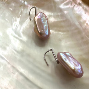 Boucles d'oreilles pendantes en perles baroques surdimensionnées de forme rectangulaire violet rosé, argent