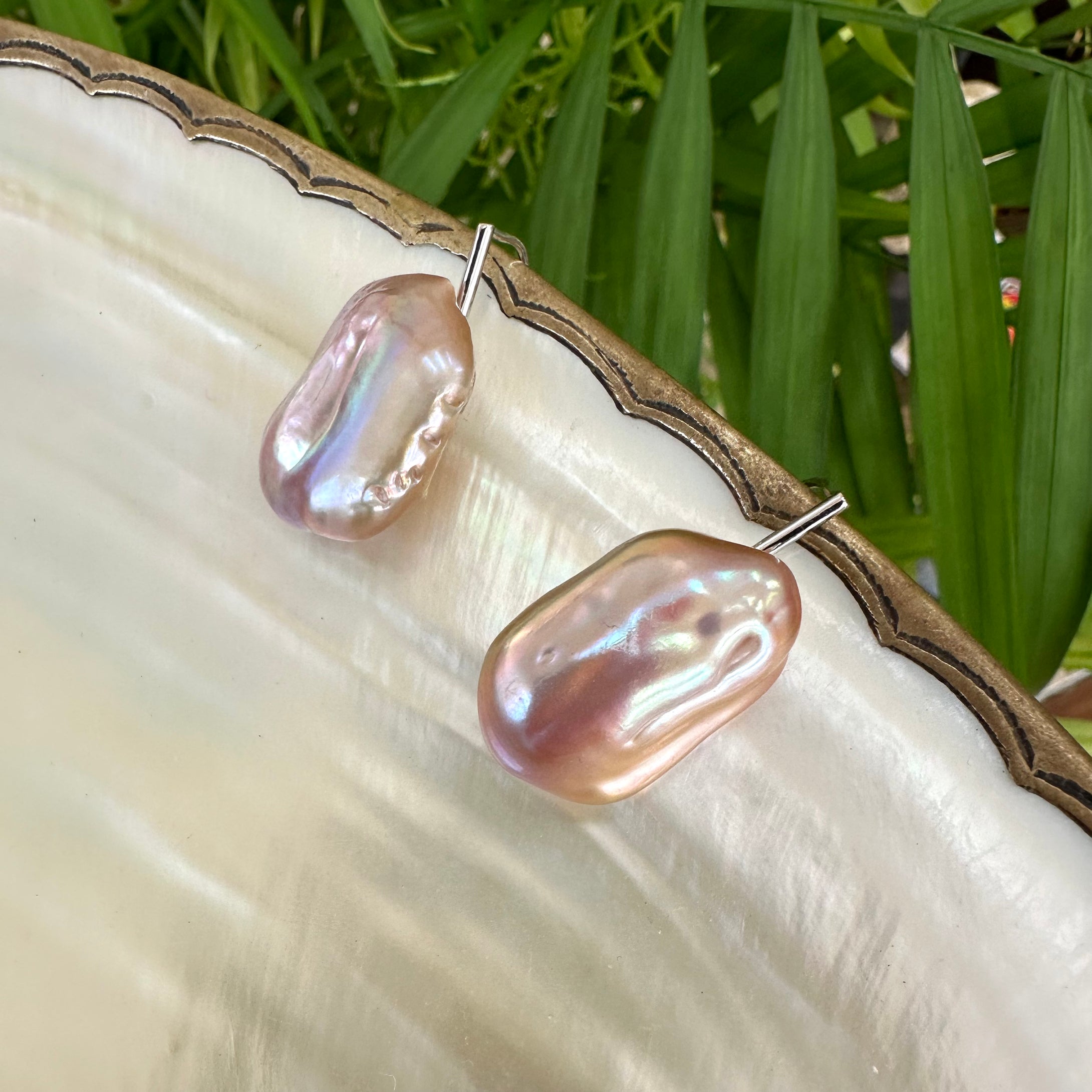 Boucles d'oreilles pendantes en perles baroques surdimensionnées de forme rectangulaire violet rosé, argent