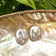 Charger l&#39;image dans la galerie, Boucles d&#39;oreilles pendantes rectangulaires en perles d&#39;eau douce blanches, GV
