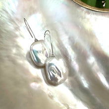 Charger l&#39;image dans la galerie, Boucles d&#39;oreilles pendantes rectangulaires en perles d&#39;eau douce blanches, GV
