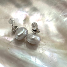 Charger l&#39;image dans la galerie, Boucles d&#39;oreilles à tige en perles pépites gris argenté, argent
