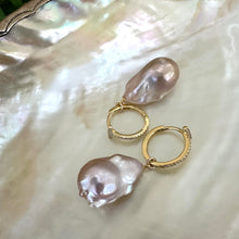 Charger l&#39;image dans la galerie, Boucles d&#39;oreilles créoles en perles baroques roses en GV, 24-45 mm
