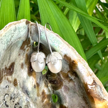 Charger l&#39;image dans la galerie, Boucles d&#39;oreilles tulipes en perles de riz blanches d&#39;eau douce, GV ou argent
