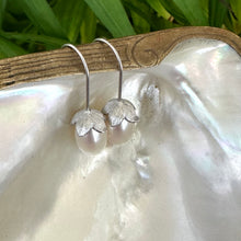 Charger l&#39;image dans la galerie, Boucles d&#39;oreilles tulipes en perles de riz blanches d&#39;eau douce, GV ou argent
