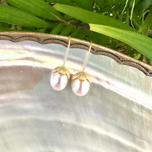 Charger l&#39;image dans la galerie, Boucles d&#39;oreilles tulipes en perles de riz blanches d&#39;eau douce, GV ou argent
