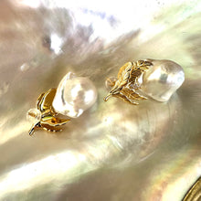 Charger l&#39;image dans la galerie, Boucles d&#39;oreilles en perles baroques à motif feuille de chêne en GV

