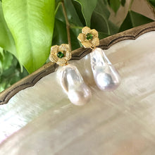 Charger l&#39;image dans la galerie, Chrome diopside pearl earrings with green gemstone studs and white baroque drops
