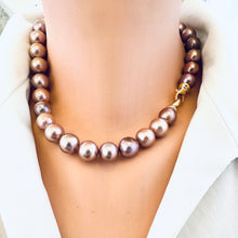 Charger l&#39;image dans la galerie, Metallic Edison Pearl Necklace with large, lustrous pearls, handcrafted design, showcasing elegance and unique beauty.
