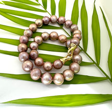 Charger l&#39;image dans la galerie, Metallic Edison Pearl Necklace | 12–14mm, 18&quot; handcrafted design with large pearls and gold clasp on tropical leaves.
