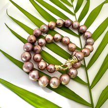 Charger l&#39;image dans la galerie, Metallic Edison Pearl Necklace showcasing 12–14mm pearls, handcrafted design, set against green palm leaves.
