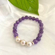Charger l&#39;image dans la galerie, Amethyst Pearl Bracelet displayed on white cloth – single bracelet close-up with pearls

