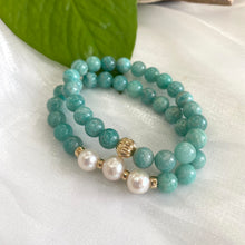 Charger l&#39;image dans la galerie, Amazonite freshwater pearl bracelet featuring 8mm Russian Amazonite beads and 9-10mm freshwater pearls in a stretch design.
