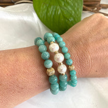 Charger l&#39;image dans la galerie, amazonite freshwater pearl bracelet featuring 8mm Amazonite beads and 9-10mm freshwater pearls in a stylish stretch design.
