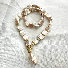 Charger l&#39;image dans la galerie, Full view of golden baroque pearl toggle necklace on white backdrop — handcrafted statement jewelry featuring square pearls and gold clasp
