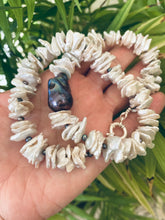 Charger l&#39;image dans la galerie, White Cornflake Pearls Necklace &amp; Black Baroque Pearl
