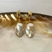 Charger l&#39;image dans la galerie, Leaf Design Pearl Earrings with gold vermeil accents and baroque pearl drops on a decorative plate.
