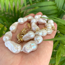 Charger l&#39;image dans la galerie, Asymmetric White Baroque Pearl &amp; Chunky Gold Chain Necklace
