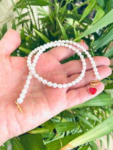 Charger l&#39;image dans la galerie, White Pearl Necklace with Red Heart Charm
