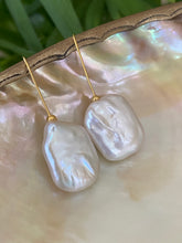 Charger l&#39;image dans la galerie, Boucles d&#39;oreilles pendantes rectangulaires en perles d&#39;eau douce blanches, GV
