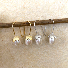 Charger l&#39;image dans la galerie, Boucles d&#39;oreilles tulipes en perles de riz blanches d&#39;eau douce, GV ou argent
