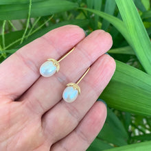 Charger l&#39;image dans la galerie, Boucles d&#39;oreilles tulipes en perles de riz blanches d&#39;eau douce, GV ou argent
