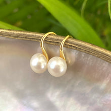 Charger l&#39;image dans la galerie, Boucles d&#39;oreilles pendantes à talons hauts en perles blanches en GV ou en argent
