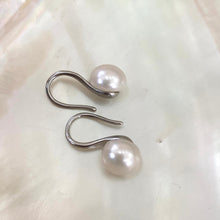 Charger l&#39;image dans la galerie, Boucles d&#39;oreilles pendantes à talons hauts en perles blanches en GV ou en argent

