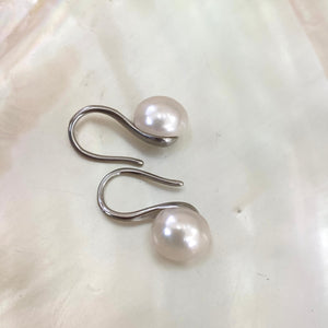 Boucles d'oreilles pendantes à talons hauts en perles blanches en GV ou en argent