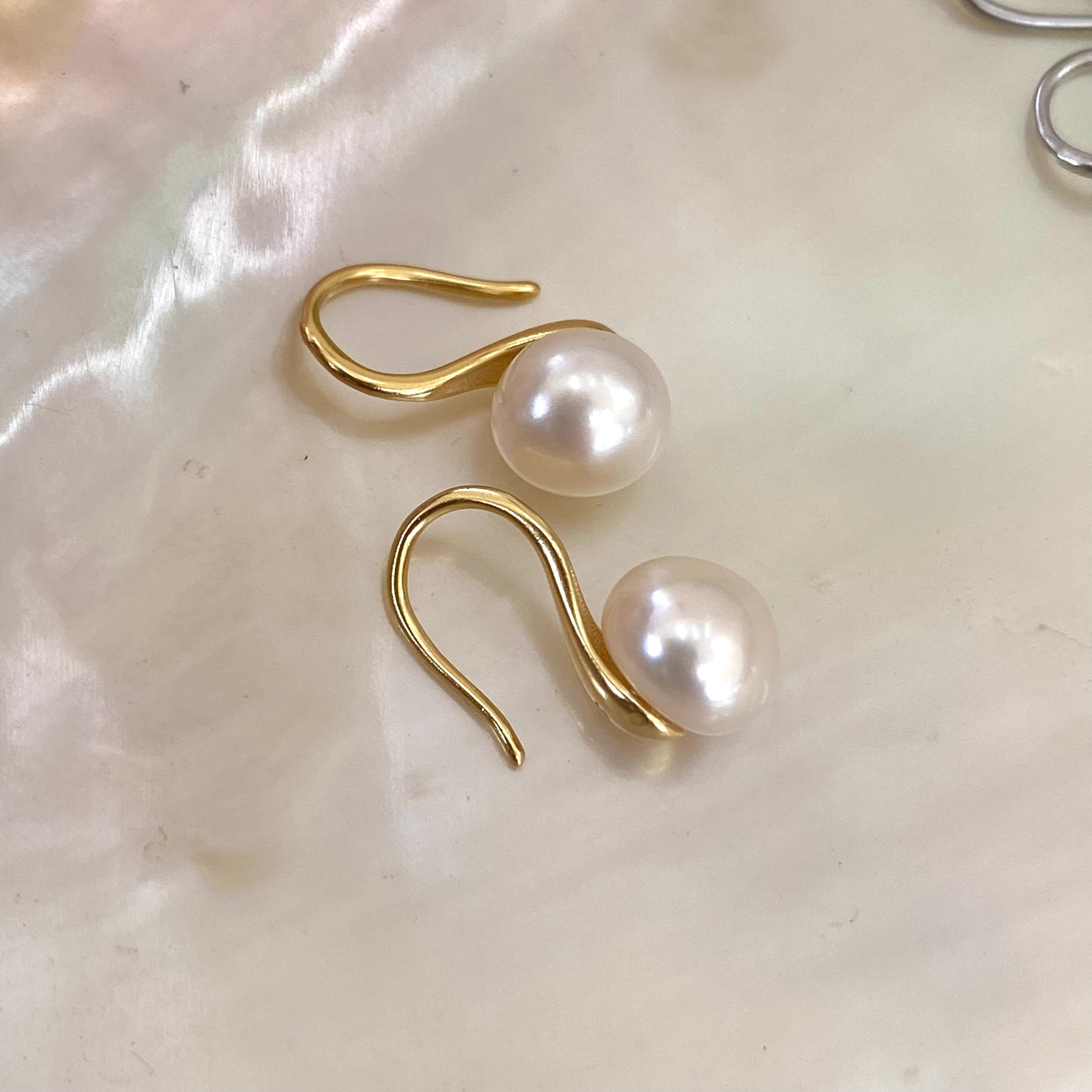 Boucles d'oreilles pendantes à talons hauts en perles blanches en GV ou en argent