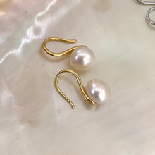Charger l&#39;image dans la galerie, Boucles d&#39;oreilles pendantes à talons hauts en perles blanches en GV ou en argent
