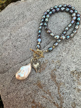 Charger l&#39;image dans la galerie, Collier à bascule en perles noires avec pendentif en perles baroques blanches et breloque cœur, bronze doré, 45,7 cm
