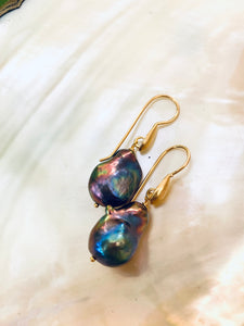 Boucles d'oreilles pendantes en perles baroques noires paon, vermeil doré