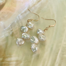 Charger l&#39;image dans la galerie, Boucles d&#39;oreilles pendantes en perles Keshi et plaqué or | Crochets français
