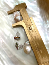 Charger l&#39;image dans la galerie, White baroque pearl drop measured by ruler from tourmaline pearl earrings set
