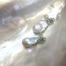 Charger l&#39;image dans la galerie, Emerald stud earrings with removable pearl drops on white pearl shell backdrop
