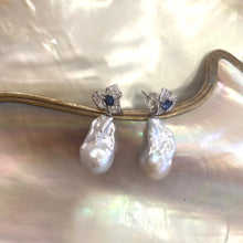 Charger l&#39;image dans la galerie, Close view of sapphire and emerald stud earrings with pearl drops on shell background
