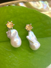 Charger l&#39;image dans la galerie, Citrine stud earrings with removable baroque pearl drops on green leaf backdrop
