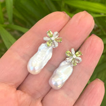 Charger l&#39;image dans la galerie, Handcrafted Peridot stud earrings with baroque pearl drops held in hand
