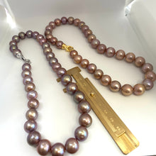 Charger l&#39;image dans la galerie, Metallic Edison Pearl Necklace featuring 12–14mm pearls and a ruler for size reference, handcrafted elegance.
