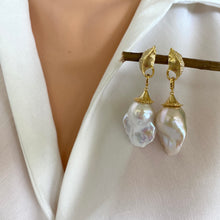 Charger l&#39;image dans la galerie, Close-up of leaf design pearl earrings with gold vermeil and baroque pearl drops, perfect botanical jewelry.
