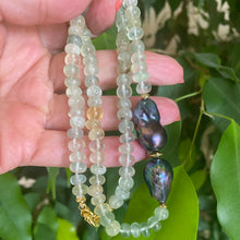 Charger l&#39;image dans la galerie, Prehnite and Black Baroque Pearl Necklace showcasing translucent greens and striking black pearls, handcrafted design.
